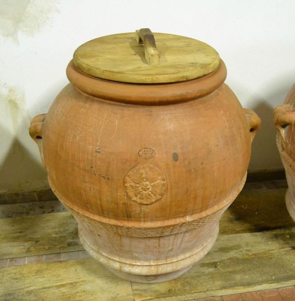  Orcio, sec. XX, in terracotta, manifattura M.I.T.A.L. Impruneta, alt. cm 83, diam. cm 80, lateralmente firmato Luigi Mariani                                                    