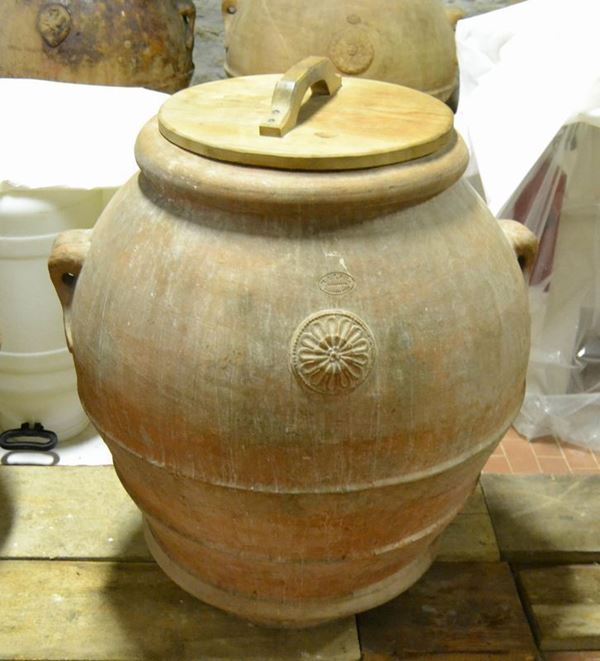  Orcio, sec. XX, in terracotta, manifattura M.I.T.A.L. Impruneta, con due manici e stemma centrale, alt. cm 88, diam. cm 77 