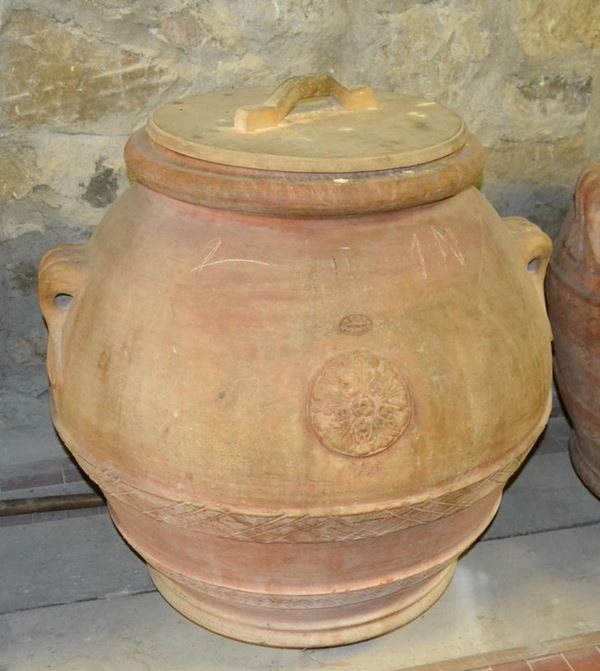  Orcio, sec. XX, in terracotta, manifattura M.I.T.A.L. Impruneta, alt. cm 97, diam. cm 91, firmato lateralmente Luigi Mariani 