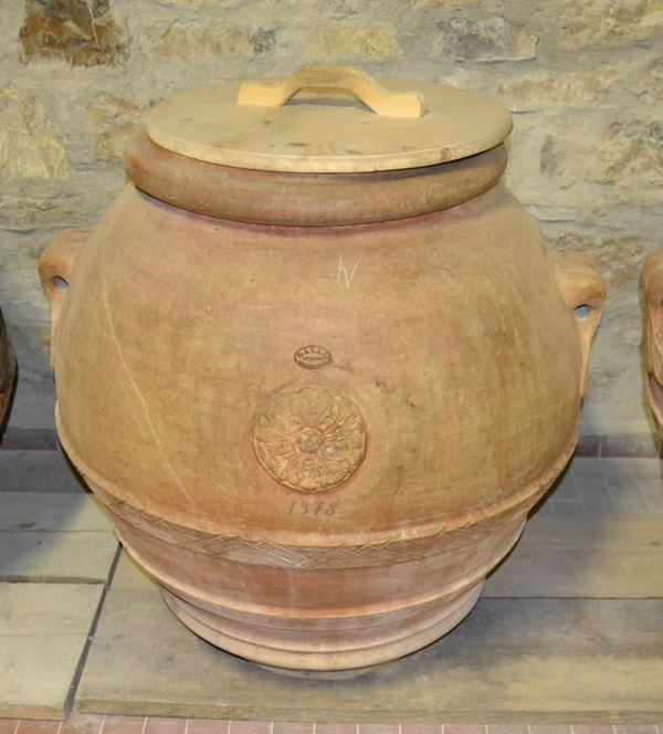  Orcio, sec. XX, in terracotta, manifattura M.I.T.A.L. Impruneta, alt. cm 97, diam. cm 91, firmato lateralmente Luigi Mariani 
