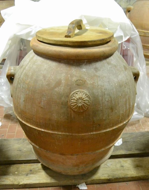  Orcio, sec. XX, in terracotta, manifattura M.I.T.A.L. Impruneta, con due manici e stemma centrale, alt. cm 88, diam. cm 77 