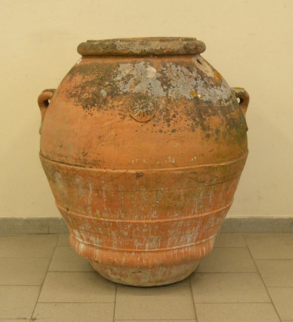  Orcio, sec. XIX, in terracotta, con stemma e due manici, cm 90x100, rotture 