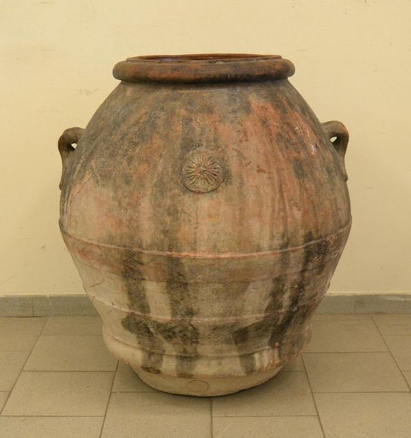  Orcio, sec. XIX, in terracotta, con stemma e due manici, internamente smaltato, cm 90x103 