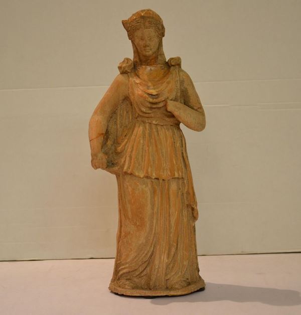   Statuetta in terracotta  di gusto archeologico raffigurante donna con peplo, alt. cm 38, danni e restauri &nbsp; &nbsp; &nbsp; &nbsp; &nbsp; &nbsp; &nbsp; &nbsp; &nbsp; &nbsp; &nbsp; &nbsp; &nbsp; &nbsp; &nbsp; &nbsp; &nbsp; &nbsp; &nbsp; &nbsp; &nbsp; &nbsp; &nbsp;&nbsp;   Lekanis globulare, sec. XX , nello stile della ceramica apula, decorata con una figura femminile panneggiata mentre si guarda allo specchio e un erote nudo in volo, alt. cm 23,5,  coperchio ricomposto da frammenti    Lekitos, sec. XX , nello stile della ceramica attica a figure nere, con scena di danzatore fra due musicisti, alt. cm 24,5 &nbsp; &nbsp; &nbsp; &nbsp; &nbsp; &nbsp; &nbsp; &nbsp; &nbsp; &nbsp; &nbsp; &nbsp;&nbsp;  