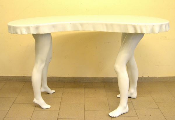 Banco con piano sagomato in resina sorretto da 4 gambe femminili e maschili cm 170x108x70 (difetti)