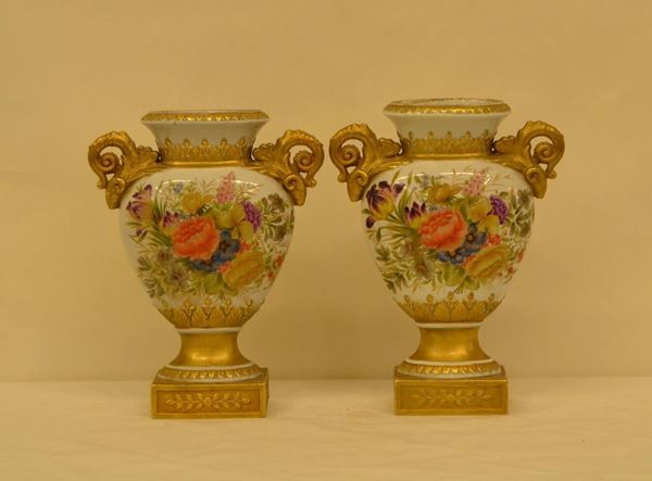  Coppia di vasetti, sec. XX, in porcellana policroma, con decorazioni a FIORI, manici a TESTE DI ANIMALI, cm 20x26x7 ( 2 )                                      