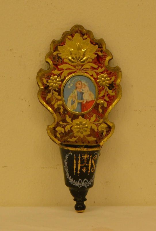 Acquasantiera, Veneto, sec. XVIII, in vetro policromo decorato con SANTO, parti dorate, alt. cm 24                            