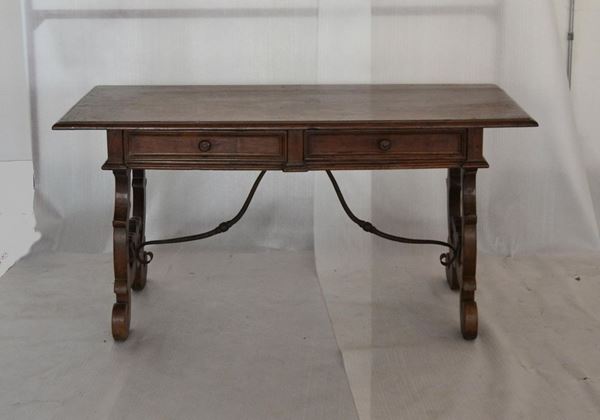  Tavolo, Italia centrale, sec. XVIII, in noce, gambe a lira, traverse in ferro battuto, due cassetti, cm 160x78x80, restauri 