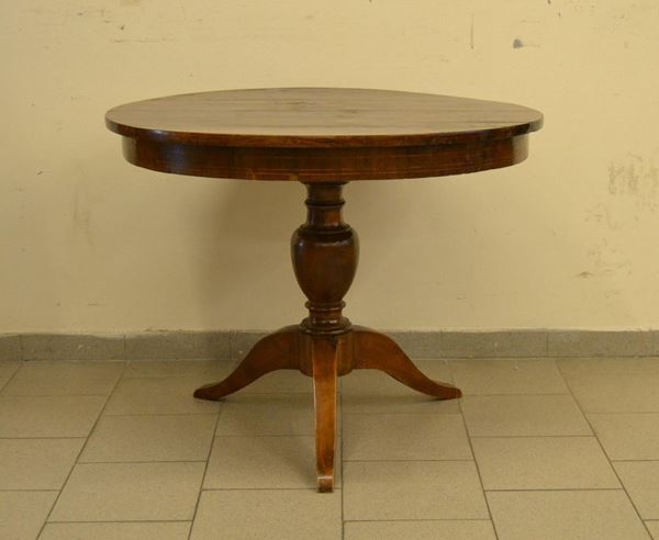  Tavolo, Toscana, sec. XIX, in noce, piano circolare, fusto centrale tornito su quattro piedi mossi, alt. cm 76, diam. cm 99, difetti 
