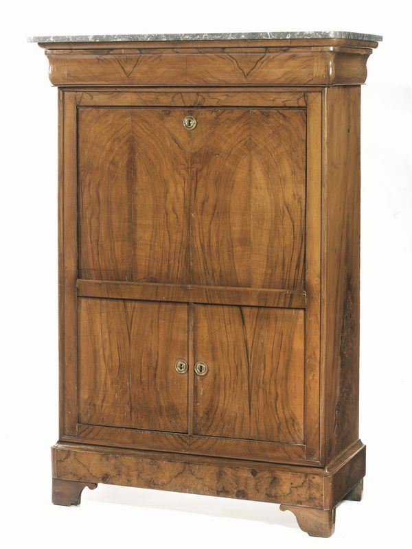 Secretaire, Francia, fine sec. XIX,  in radica di noce a patina bionda, piano superiore in breccia di marmo grigio, con angoli arrotondati, fascia a gola ad un cassetto, sportello a calatoia, scarabattolo interno a prospetto architettonico in acero con cassetti e vani a giorno, due sportelli nella parte sottostante, base rettilinea piedi a mensola, cm 103x50x149,  piccoli danni 