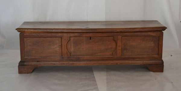  Cassapanca, Italia centrale, sec. XVIII, in noce, fronte a tre pannelli sformellati, piedi a mensola, cm 162x50x50 