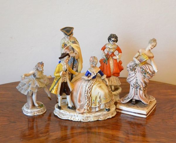  Cinque gruppi, sec. XX, in porcellana, raffiguranti FIGURE, difetti e rotture ( 5 )  