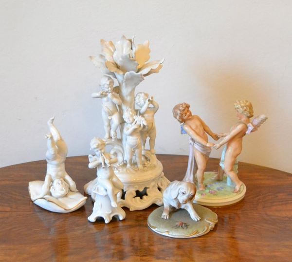 Cinque gruppi, sec. XX, in porcellana, raffiguranti PUTTI, ANIMALI E FIGURE ( 5 ) 