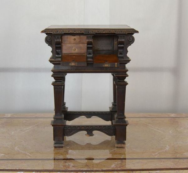 Tavolino da appoggio, inizi sec. XX, in quercia intagliata ed ebanizzata    