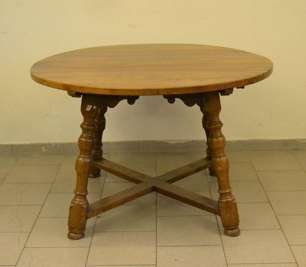  Tavolo tondo, Toscana, sec. XX, in noce, gambe tornite, diam. cm 177x75 