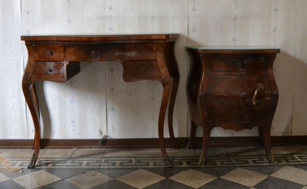 Toilette e comodino, in stile 700, in noce bombato, con piani in vetro, difetti ( 2