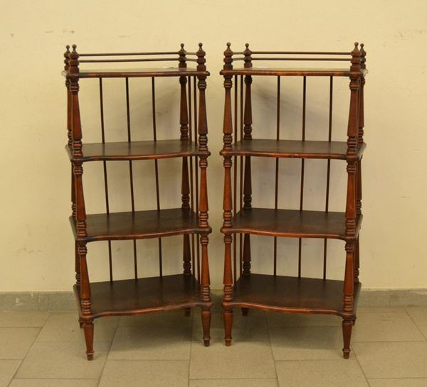  Coppia di etagere, Toscana, inizi sec. XX, in mogano, con vani a giorno, cm 49x35x112 ( 2 ) 