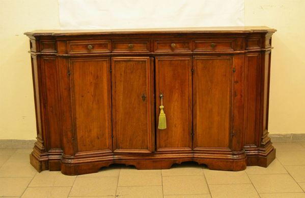  Credenza, Veneto, sec. XVIII, in noce, fronte mosso, due sportelli e due cassetti, cm 185x60x101, restauri 