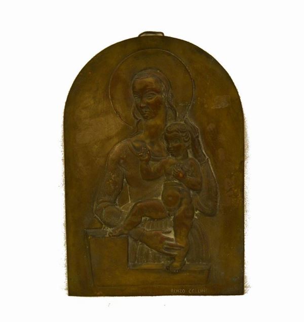  Altorilievo, sec. XX, MADONNA CON BAMBINO, in bronzo, cm 29x43, firmato Renzo Cellini                           