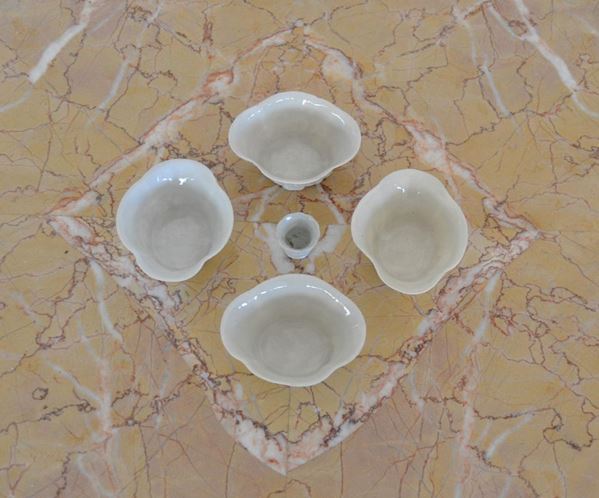  Quattro coppette ed un vasetto, Cina, sec. XIX, in porcellana bianca decorata ( 5 ) 
