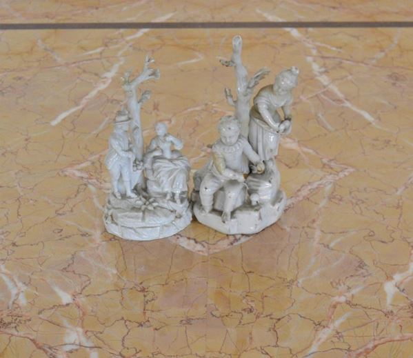  13. Due gruppi in porcellana bianca, uno con                                