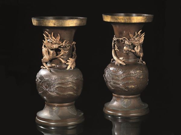  Coppia di vasi, Giappone, periodo Meiji (1868-1912),  in bronzo parzialmente dorati, il corpo decorato da figure di uccelli del paradiso e da draghi applicati, alt. cm 52,5