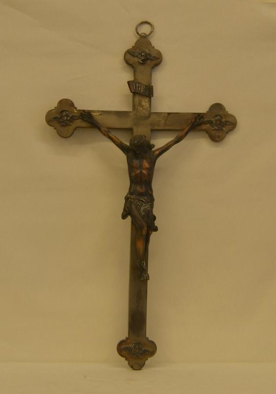  Crocifisso, sec. XX, in bronzo, con testine di putti a rilievo, cm 43x75 