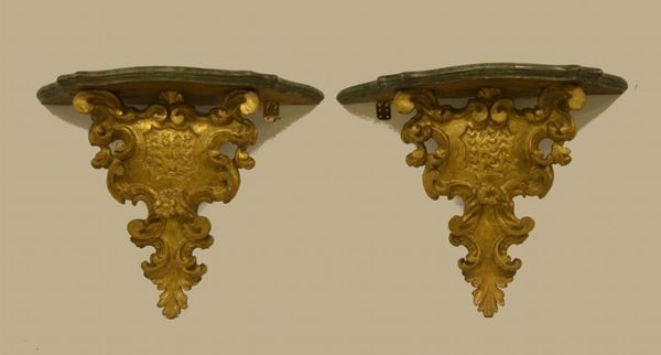  Coppia di mensole, sec. XIX, in legno dorato e intagliato, piano marmorizzato, cm 55x21x46 ( 2 ) 