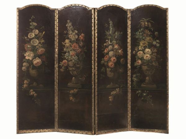  Paravento, seconda metÃ  sec. XIX , in legno ricoperto di cuoio dipinto, a quattro ante rettangolari con estremitÃ  superiore centinata, ciascuna decorata da una grande composizione floreale entro vaso classico, ciascuna anta cm 55x178  
