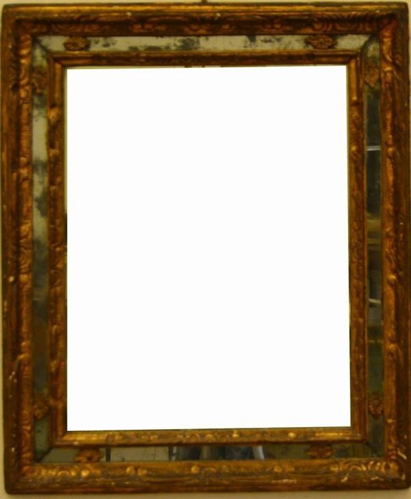  Cornice con specchiera, sec. XIX, in legno intagliato e dorato, cm 77x66                                                 