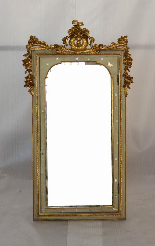   Vetrina pensile, in stile Â€Â˜700, in legno laccato verde con intagli dorati, cm 73x43x129 