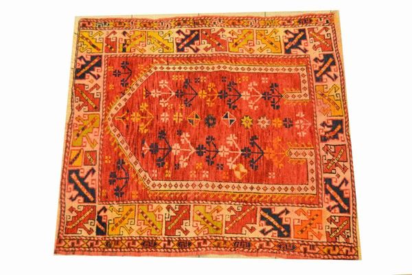 Preghiera, Turchia, inizi sec. XX, fondo rosso con bordo giallo, cm 120x105 