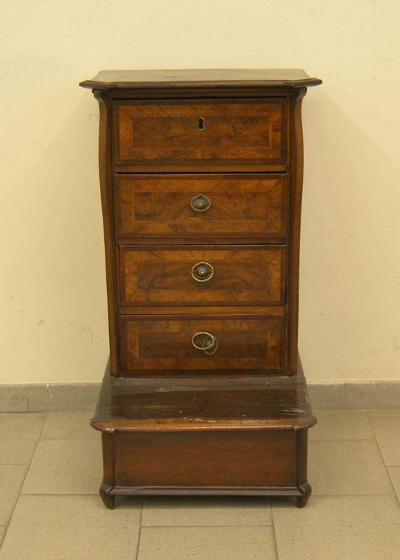  Inginocchiatoio, Emilia, sec. XVIII, in noce filettato, quattro cassetti, piano da alzarsi, cm 57x56x97                                 