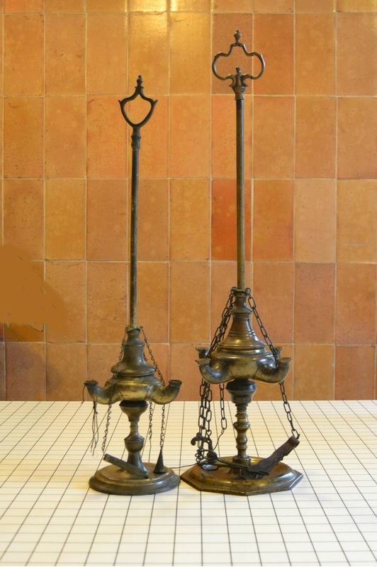  Due lucerne fiorentine, sec. XIX, in ottone, complete di accessori, alt. cm 62 e cm 56 ( 2 ) 