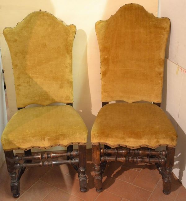  Coppia di sedie, inizi sec. XVIII,  in noce intagliato, spalliera sagomata, gambe e traverse tornite, ricoperte in velluto verde,  restauri e sostituzioni 