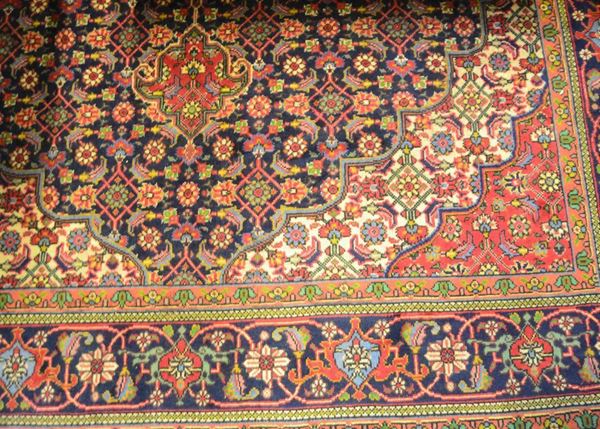  Tappeto persiano TABRIZ, di vecchia manifattura, fondo blu a motivo geometrico e fiori stilizzati, medaglione rosso e bordura blu e rossa, cm 390x296 