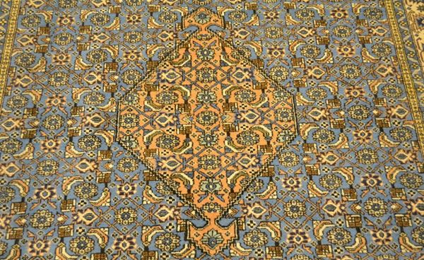  Tappeto persiano ARDEBIL, di vecchia manifattura, fondo celeste, campo a motivo geometrico stilizzato, cm 270x177  