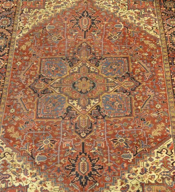  Tappeto persiano HERIZ, sec. XIX, fondo rosso con medaglioni blu e bordura avorio  