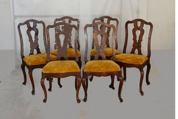 Sei sedie, Italia centrale, sec. XVIII, in noce intarsiato, con spalliere incrociate, sedute imbottite e ricoperte in velluto giallo ( 6 ) 