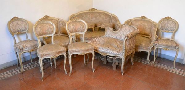  Salotto, inizi sec. XX, in legno laccato bianco-oro, composto da divanetto, due poltroncine, piccola dormeuse, quattro sedie e due panchetti, due sedie da restaurare, difetti ( 10 )                                                     