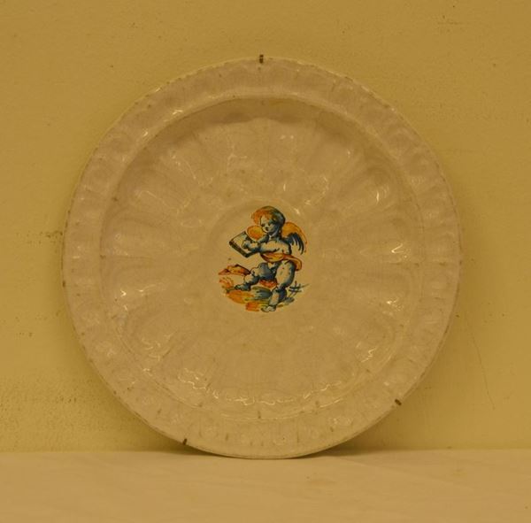 Piatto da parete, in stile 700, in maiolica decorata con PUTTO, diam. cm 3