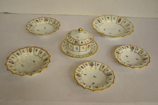  Cinque piattini di misure diverse ed una bomboniera,  manifattura Royal Copenaghen, in porcellana decorata a fiori (6)