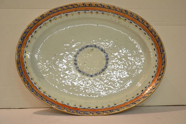 Vassoio,  di forma ovale in ceramica, cm 41x32,  consunzioni alla pittura 