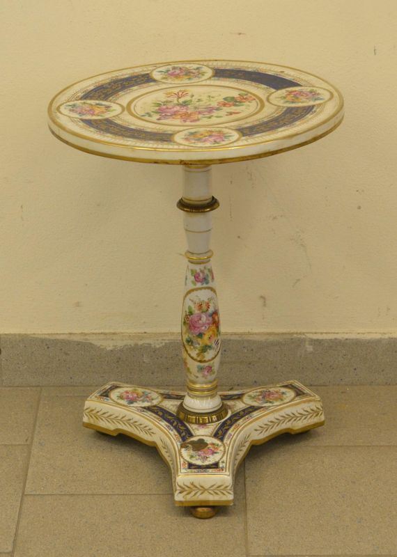  Tavolino, Francia, inizi sec. XX, in porcellana dipinta a fiori, reca una scritta sotto il piano, cm 38x52 