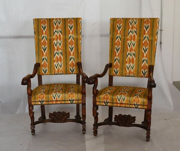  Coppia di seggioloni, Italia centrale, sec. XVIII, in noce, braccioli e gambe ricurve, imbottite e ricoperte in stoffa a righe, alt. cm 128, restauri di epoca posteriore ( 2 ) 