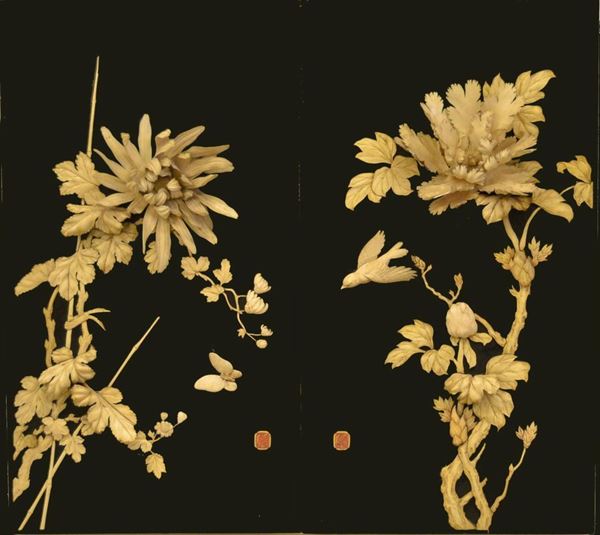  Due pannelli, Cina, inizi sec. XX, con decori a rilievo, FIORI E ANIMALI, in avorio, cm 76x42, difetti e mancanze                                        