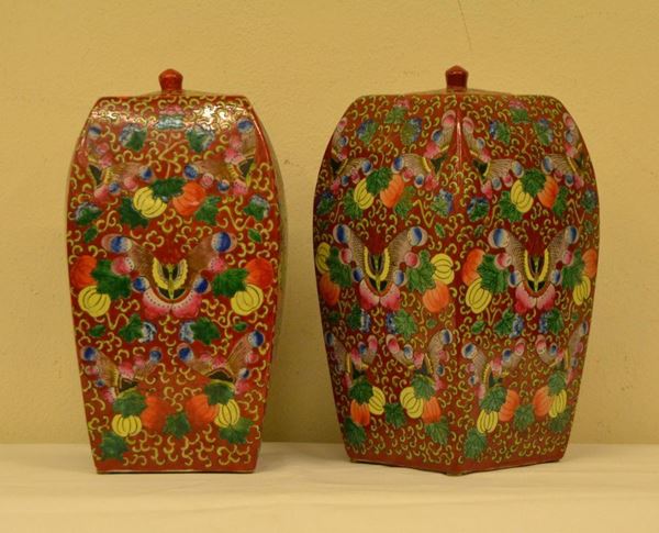  Coppia di vasi, Cina, sec. XIX, in ceramica decorata a FIORI E FARFALLE, alt. cm 31,5 ( 2 ) 