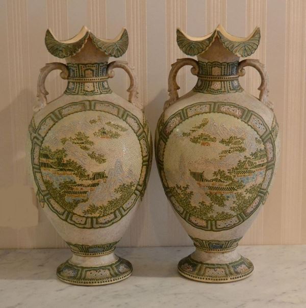  Coppia di vasi, Cina, sec. XIX, in ceramica decorata a PAESAGGI ( 2 )    - Asta Gioielli, Argenti, Modernariato, Dipinti, Mobili e Oggetti d'Arte - Poggio Bracciolini Casa d'Aste