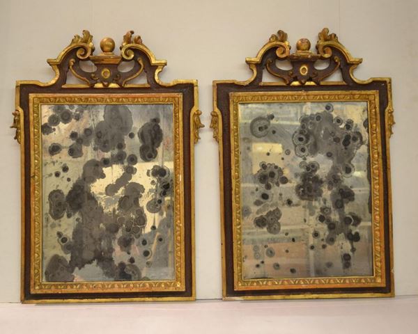  Coppia di piccole specchiere, Marche, metÃ  sec. XIX,  in legno dipinto nei toni del rosso e in parte dorato, cimasa traforata e volute contrapposte e cornice interna intagliata a ovuli e dardi, alt cm 64x43,  piccoli danni 