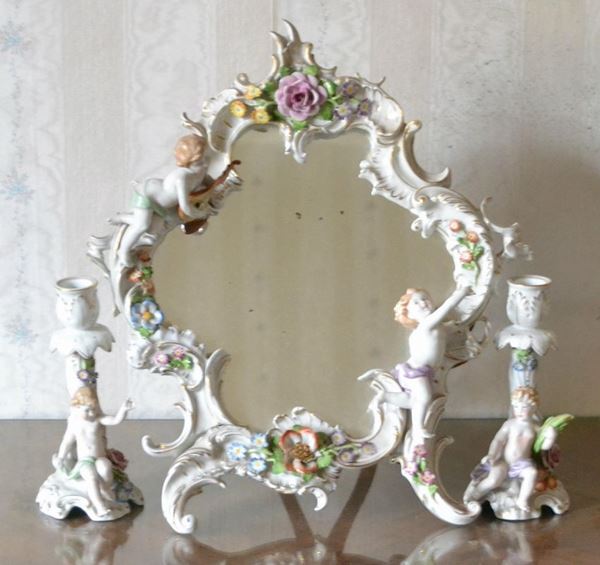  Specchierina da tavolo e due candelieri, sec. XX, in ceramica, con PUTTI E FIORI  a rilievo, difetti ( 3 ) 